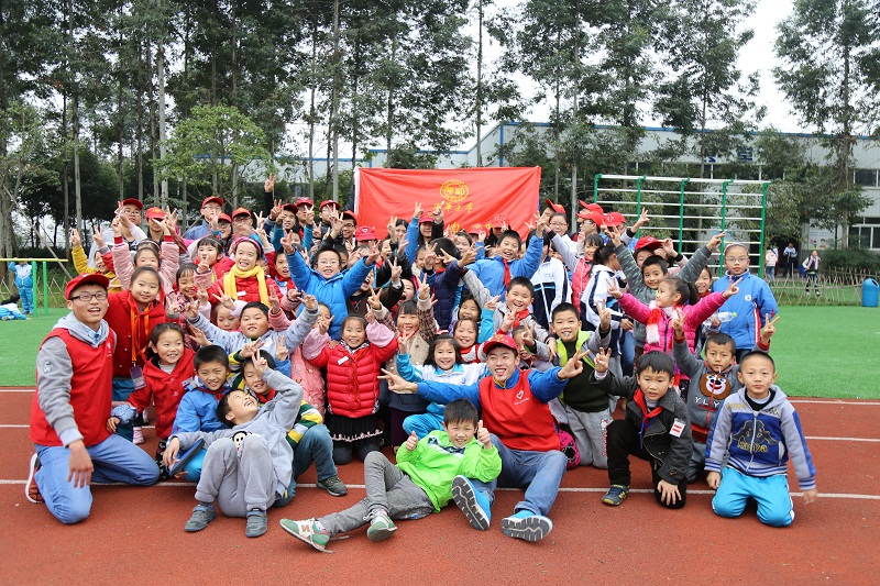 与小学生一起合影.jpg